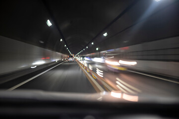 高速道路のトンネルを自動車で走る