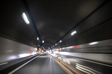 Obraz na płótnie Canvas 高速道路のトンネルを自動車で走る