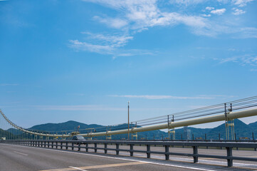 関門橋を車で走行する