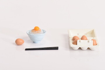 ミニチュアの卵かけご飯と新鮮な卵