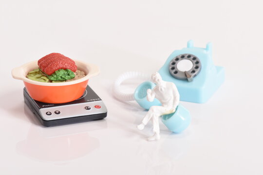 注文中の玩具の鍋とアナログ電話機
