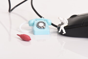 注文中の玩具のサツマイモとアナログ電話機とマウス	