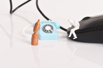 注文中の玩具の蓮根とアナログ電話機とマウス	