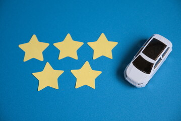 車と5つ星と青背景の俯瞰の写真
