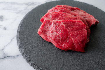 牛の生肉　白背景