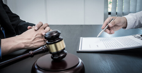 Judge or lawyer has explained and calculated the law to the client to sign the document as important evidence in the case of fraud and not receiving fair treatment, Accuracy and justice of the law.