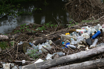 洪水で溜まったプラスチックゴミの山
