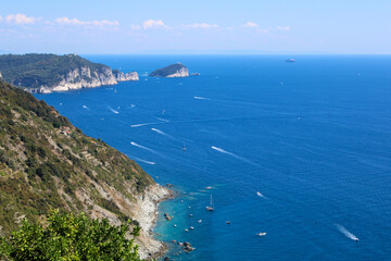 Traffico di barche nel mare tra Portovenere e Schiara di Tramonti