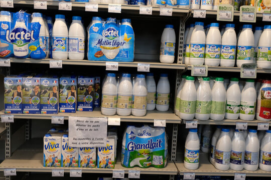 Vannes, France, 24 août 2022 : Rayonnages de différentes marques de lait d'un supermarché