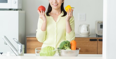 野菜を選ぶ日本人女性