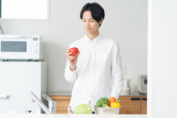 野菜を持つ日本人男性