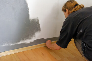 Malowanie ściany w pokoju na szaro © Miroslaw