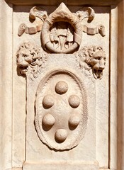 Wappen der Medici in Stein an einem Florentiner Gebäude, Florenz, Italien