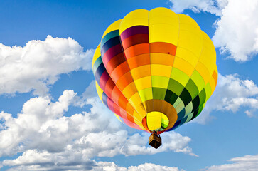 Obraz premium Colorful hot air balloon flying over blue sky