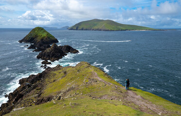 un couple d'amoureux enlacés contemple un magnifique paysage d'Irlande. Ils sont face à l'océan...