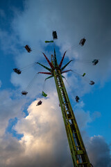 Manège à sensation dans une fête foraine avec en arrière plan un beau ciel au crépuscule