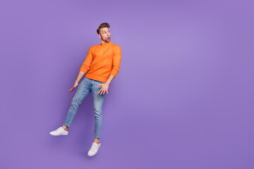 Naklejka premium Full body photo of impressed funny man look blank space see big sale discount promo isolated on violet color background