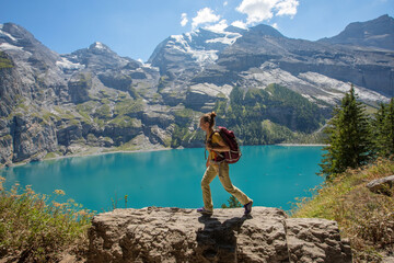 Fototapeta na wymiar Tourist in the mountains in Switzerland on Lake Oeschinensee