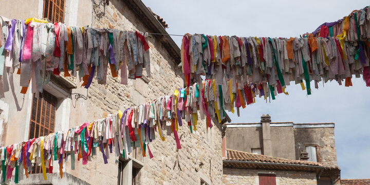 Fanions faits de bande de tissu coloré et suspendus en travers d'une rue