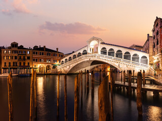 Fototapeta na wymiar The Rialto bridge panorama in the twilight, Venice, Italy