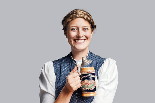 H&uuml;bsche bayerische Frau im Dirndl mit Bierkrug 