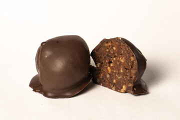 Bombón de mani bañado en chocolate
