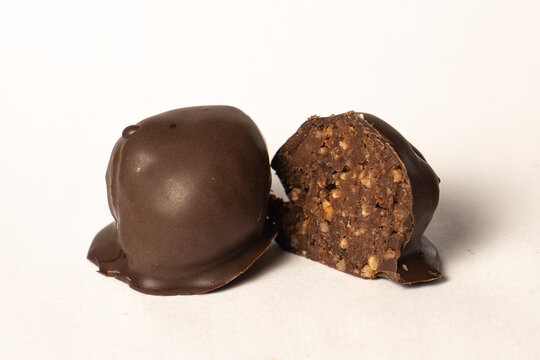 Bomb&oacute;n de mani ba&ntilde;ado en chocolate