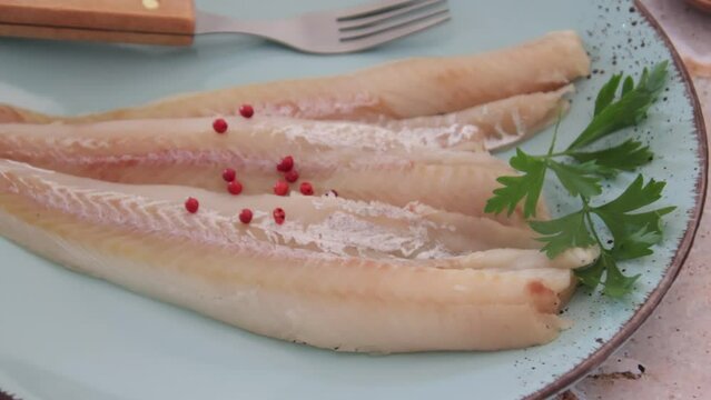 filet de colin cru dans une assiette