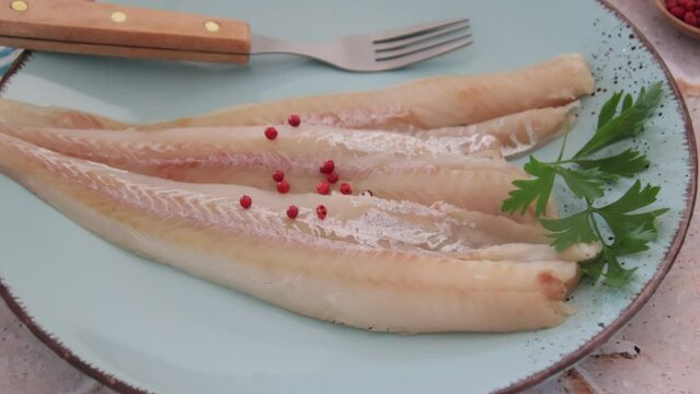filet de colin cru dans une assiette