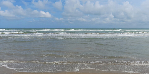 Spiaggia del mare vuota a fine estate