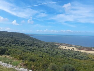 Fototapeta premium Vallata in montagna verso il mare