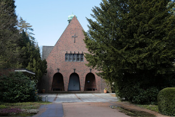 Friedhofskapelle in Hamburg Blankenese im Frühling 