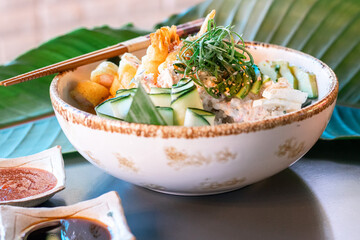 Bol oriental con palillos y salsa de soya 