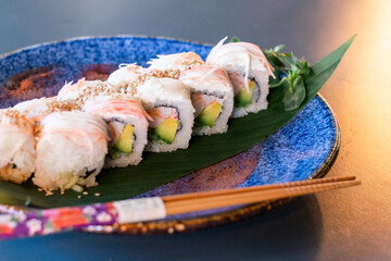 Sushi california con cangrejo y aguacate