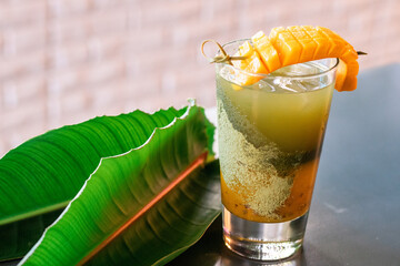 Té helado de matcha con mango 