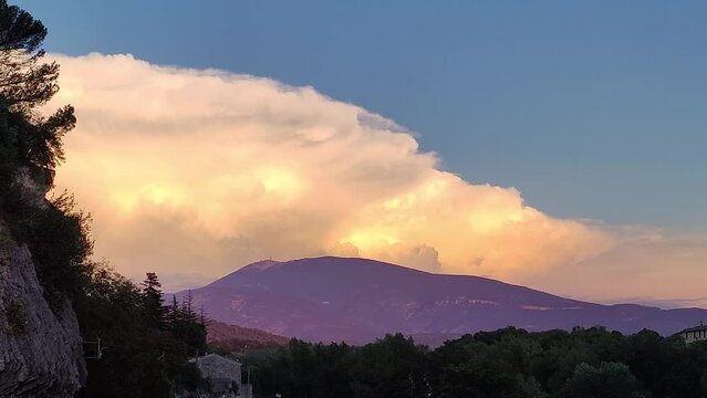 coucher de soleil nuageux au mont Ventoux