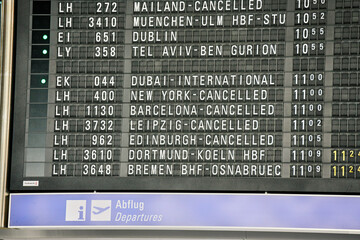 Anzeigetafel am Flughafen Frankfurt - cancelled