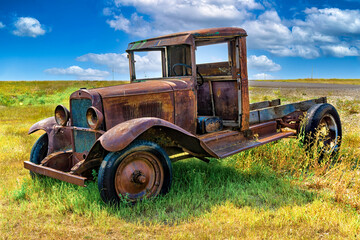 Obraz premium A rusty old truck in a field, abandoned. 
