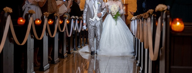 バージンロードを歩く新郎新婦　結婚式