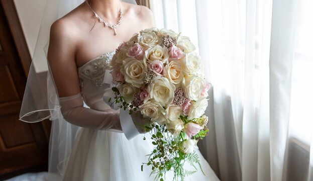ブーケを手に持つウェディングドレス姿の花嫁　上半身　ウェディング ブライダル