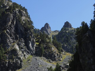 massif de belladone, pics boisés