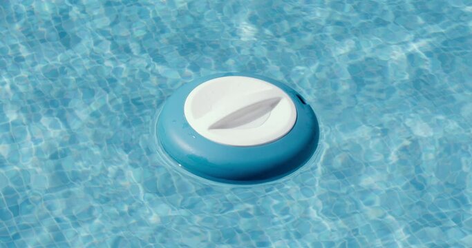Chlorine float for swimming pools, Floating chlorine dispenser for swimming pools, Floating chlorine for summer swimming pools. Pool maintenance with CL in water. Piscina cloro flotador