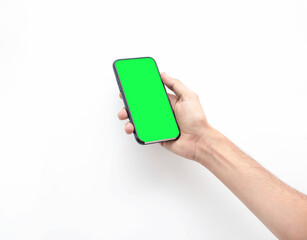 Mano de un hombre caucasico sosteniendo su telefono inteligente con la pantalla verde en un fondo blanco aislado