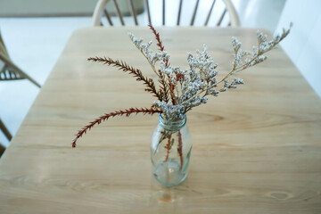 dried flower ,statice flower in a vase