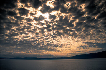 Sol tras las nubes que parecen algodón sobre el lago Villarrrica