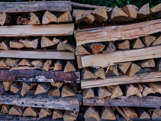 Im Wald, Trockenheit, Holzstapel Kaminholz