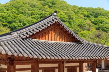 Fototapeta na wymiar Korean traditional eaves. The eaves of traditional temples. Beautiful Korean traditional eaves.