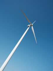 Une éolienne à l'arrêt sur fond de ciel bleu en été