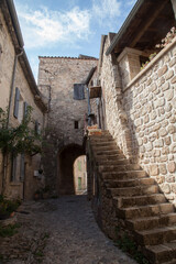 Escalier dans une étroite ruelle de la ville de Joyeuse en Ardèche