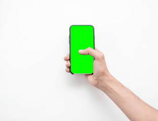 Mano de hombre caucasico tocando la pantalla de su telefono inteligente con pantalla verde en un fondo aislado blanco